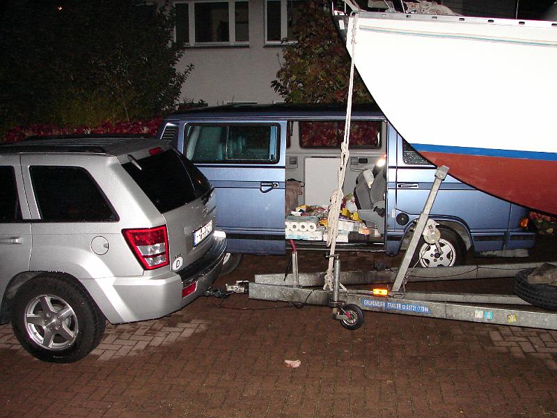 29_10_05 030.jpg - Der Abend vor der Abfahrt. Der gemietete Jeep hängt schon vor dem Boot, mit Onkel Uwe's Bulli fahre ich Masseneinkäufe machen.